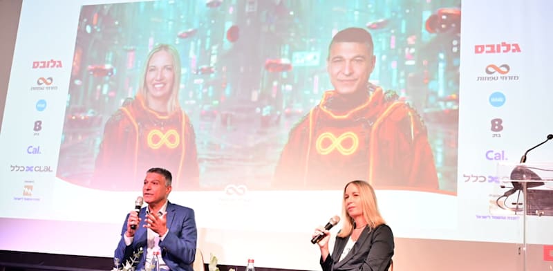 "משה לארי, מנכ''ל מזרחי טפחות, בשיחה עם תרי ישכיל, סמנכ''ל מנהלת חטיבת שיווק, פרסום ופיתוח עסקים בבנק, בכנס השירות של גלובס / צילום: תמר מצפי"