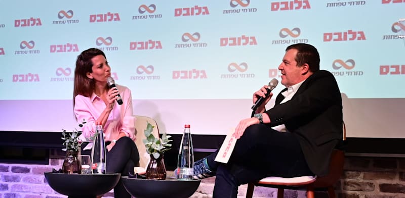 "ליאת שטראוס, המשנה למנכ"ל ומנהלת חטיבת שירות, משאבי אנוש ותפעול בחברת כלל ביטוח, בשיחה עם חזי שטרנליכט בכנס השירות של ישראל / צילום: כדיה לוי"