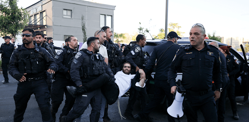 "חרדים חוסמים כביש במחאה על מעצרי עריקים (ארכיון) / צילום: Reuters"