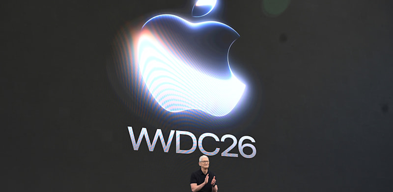 "טים קוק , מנכ''ל אפל, על במת כנס WWDC / צילום: ap"