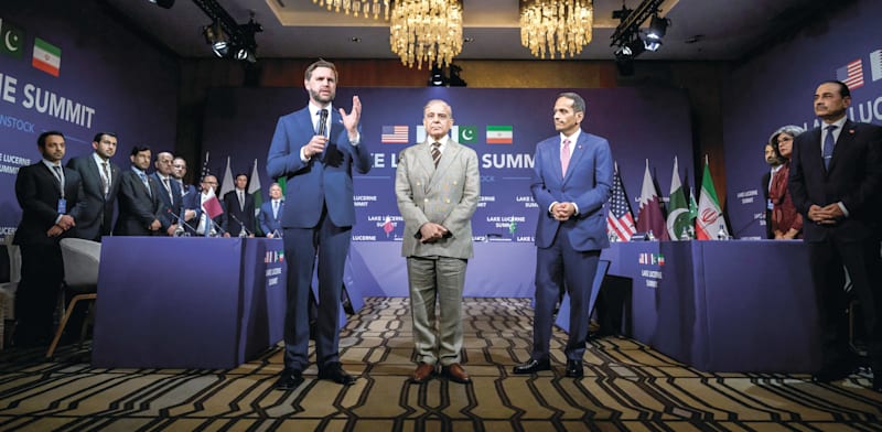 סגן נשיא ארה''ב ג'יי די ואנס (משמאל) עם ראשי ממשלת פקיסטן וקטאר, בשיחות בשוויץ / צילום: Reuters, Fabrice Cofferini