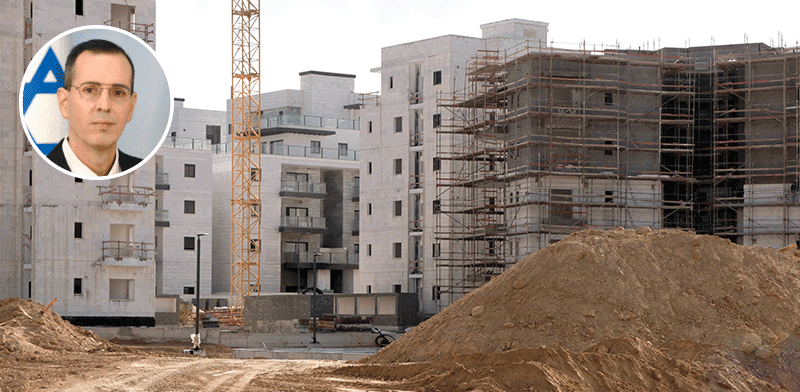 "אתר בנייה. בעיגול: ראש הלמ''ס והסטטיסטיקן הלאומי פרופ' ירון פלוס / צילום: ויקיפדיה"