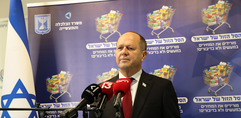 שר הכלכלה ניר ברקת, במסיבת העיתונאים היום / צילום: אדוארד שטרן