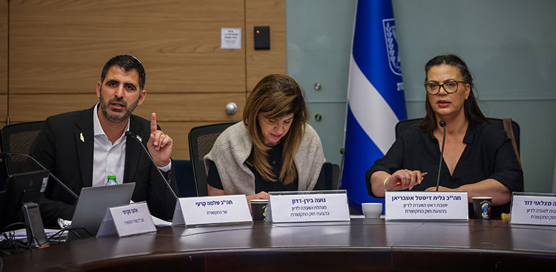 "ח''כ גלית דיסטל אטבריאן, נועה בירן דדון, ושר התקשורת שלמה קרעי / צילום: נועם מושקוביץ - דוברות הכנסת"