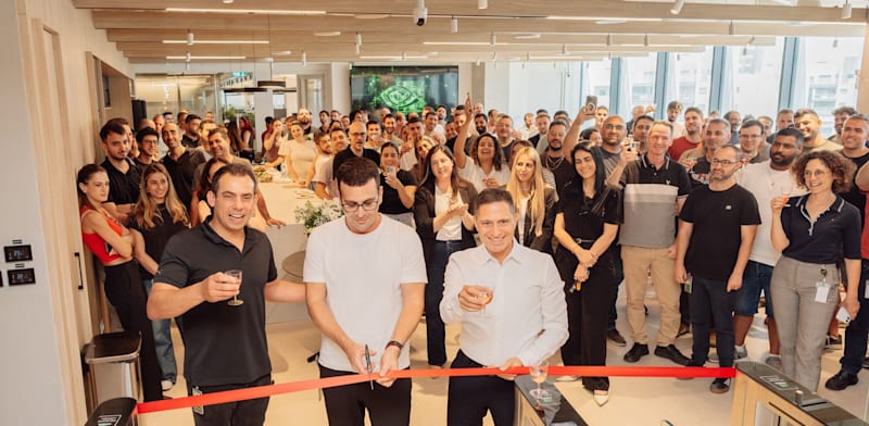 "תמיר עזרזר, סגן נשיא בכיר לפיתוח שבבים, חותך את הסרט האדום בחניכת מרכז הפיתוח החדש בבאר שבע / צילום: אנבידה"