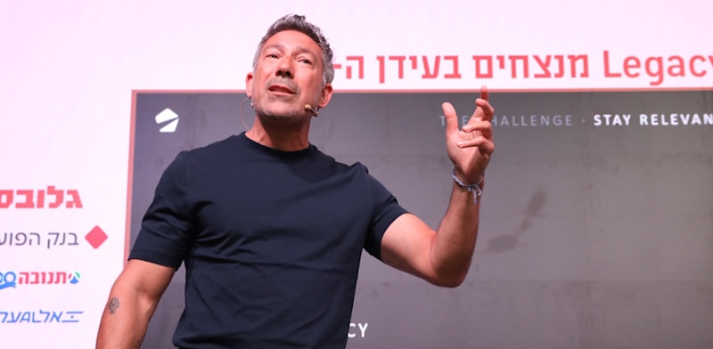 מוטי שרף, מייסד שרף תקשורת ואסטרטגיה ושותף מייסד Brij AI lab, בכנס MAD / צילום: ענבל מרמרי