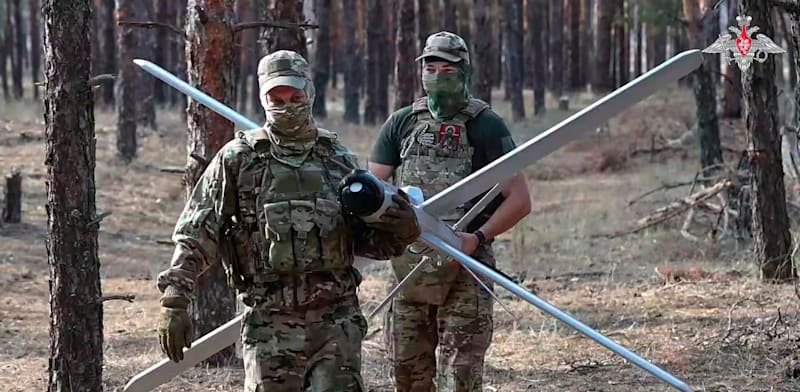 "חיילים רוסים עם כטב''ם לנסט, אשתקד / צילום: ap, Russian Defense Ministry Press Service"