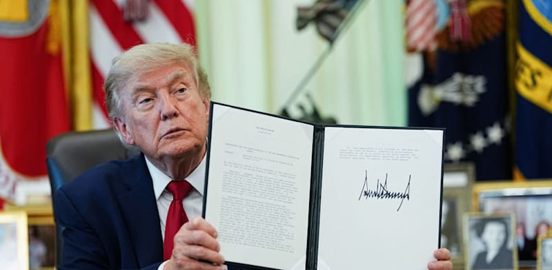 "דונלד טראמפ חותם על המכסים / צילום: Reuters, Aaron Schwartz"