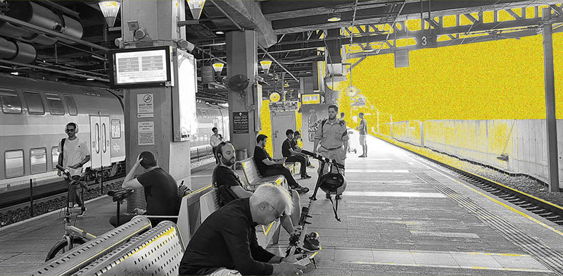 "המתנה לרכבת. משרדי ההסתדרות צמודים לתחנה המרכזית ולתחנת הרכבת של ירושלים / צילום: טלי בוגדנובסקי"