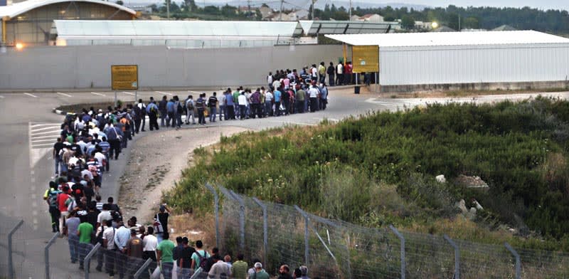 "פועלים פלסטינים במעבר חשמונאים / צילום: Reuters"