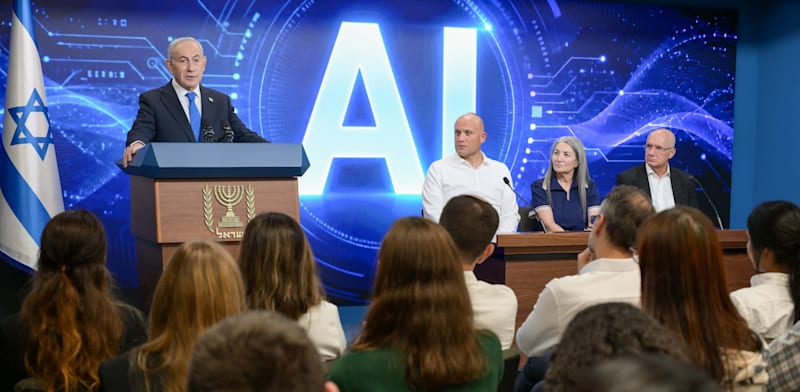 "ראש הממשלה נתניהו מציג את תוכנית ה־AI, השבוע. מימין לו: ראש מטה ה־AI תא''ל (מיל') ארז אסקל / צילום: מעיין טואף / לע״מ"