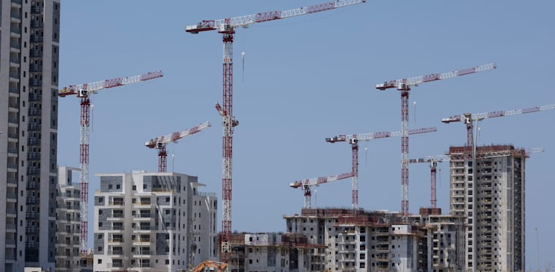 "ביקוש עז לדירות עם ממ''דים. בנייה חדשה בתל אביב / צילום: Shutterstock"