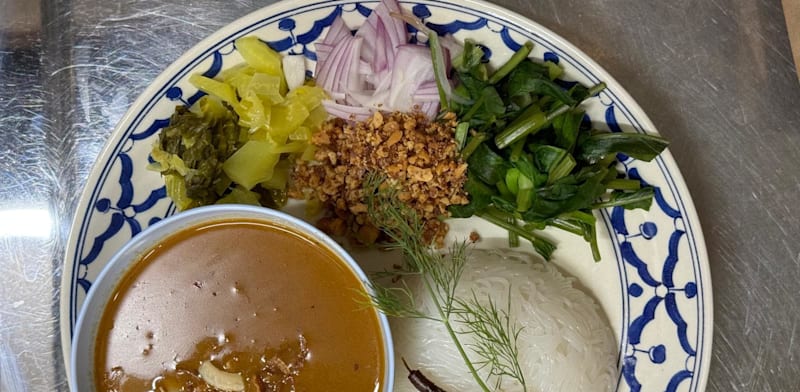 "נאם פריק גאי - רליש של פרגית בחלב קוקוס וריבת צ'ילי / צילום: מתי נקש"