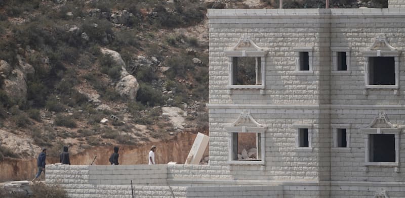 הפורעים בתוך הבית בקוסרה / צילום: ap