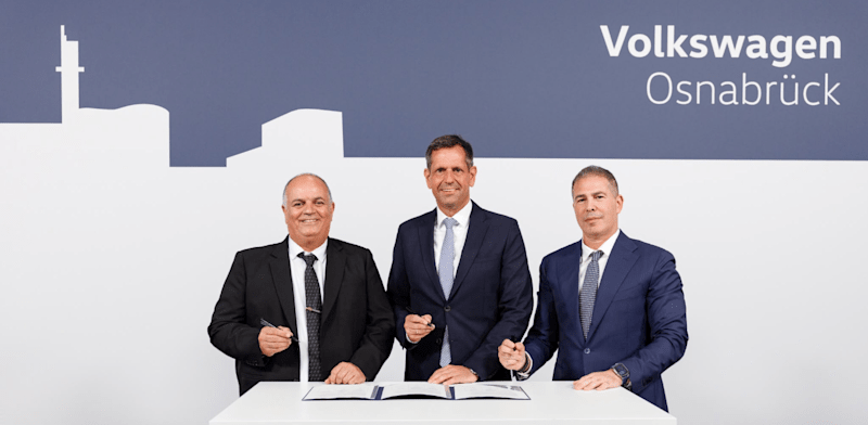 "משמאל לימין: יואב תורג׳מן, מנכ''ל רפאל מערכות לחימה מתקדמות; אולף ליס, ראש ממשלת סקסוניה התחתונה; ותומר יעקב, שותף מייסד קרן אוריליוס — במהלך טקס חתימת הסכם שיתוף הפעולה במפעל פולקסווגן אוסנברוק, ספטמבר 2026. / צילום: פריסו גנטש"