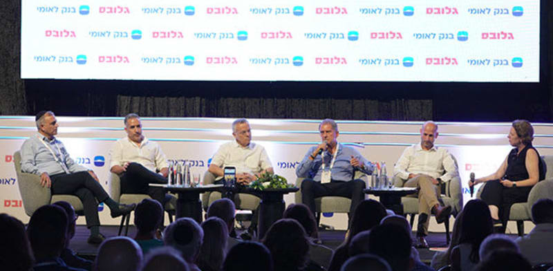 "צחי ארצי, יובל גביש, שמאי קמה, צחי דידי ואפי שקדי, בפאנל משותף בהנחיית הלית ינאי / צילום: כדיה לוי"