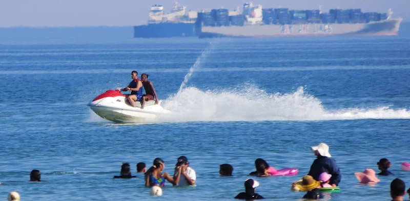 "מתרחצים על רקע ספינות שחוצות את תעלת סואץ / צילום: ap, Amr Nabil"