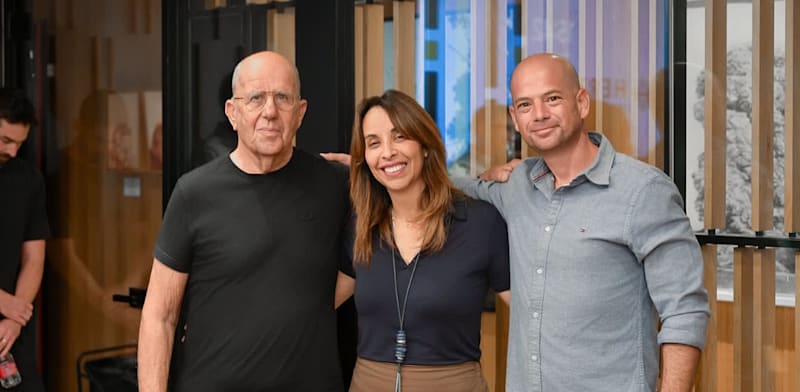 מימין לשמאל: ירון זולצבכר, מייסד ומנכ''ל היי ליפט, שרית שגב מנהלת סקטור תעשייה, מסחר ומלונאות בחטיבה העסקית בבנק הפועלים וברוך פרנס מייסד סקייליין עגורנים / צילום: Aviad Tevel Studios