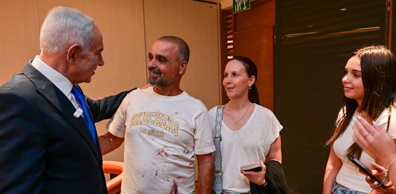 המפגש בין רה''מ נתניהו לנוסעי טיסת פליי דובאי הערב / צילום: קובי גדעון, לע''מ