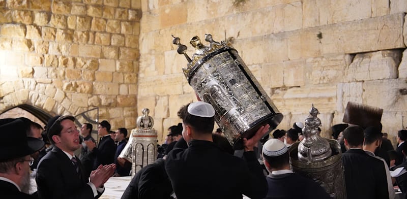 חוגגים במנהג ''שבע הקפות'' בכותל בצאת שמחת תורה / צילום: Shutterstock