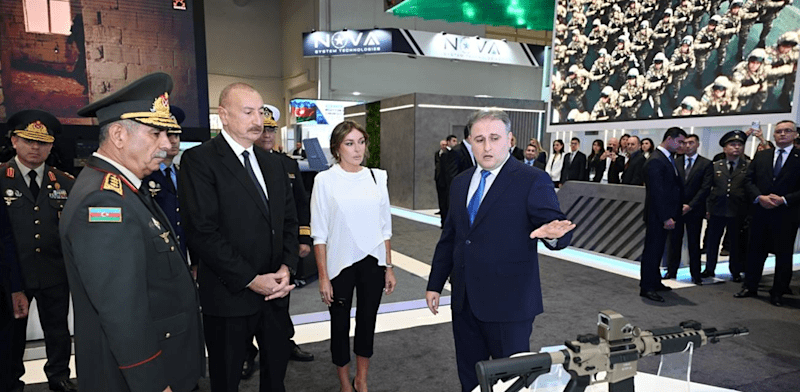 נשיא אזרבייג'ן אלייב בתצוגת הרובים / צילום: Mdi.Azerbaijan