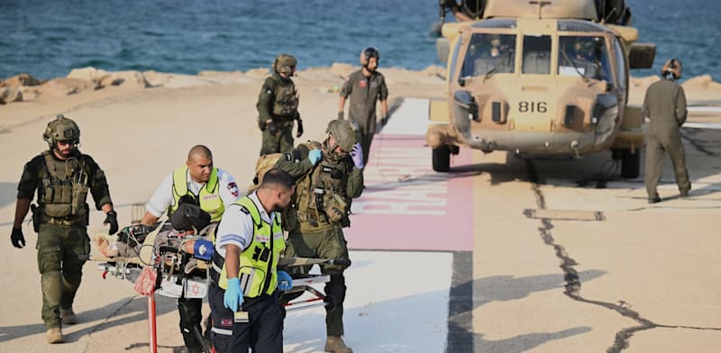 צוותים רפואיים מפנים פצוע לקבלת טיפול לאחר הפיצוץ בצפון, היום / צילום: ap