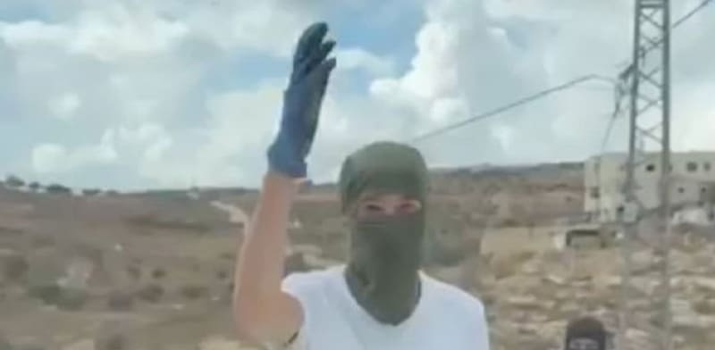רעול-פנים באזור שבו מתנחלים תקפו פלסטינים ודיפלומטיים באיו''ש / צילום: ap