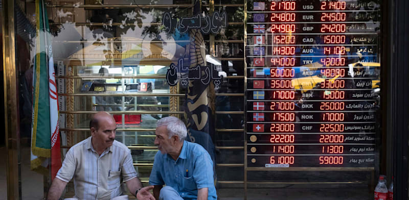 הריאל האיראני איבד שני שלישים משוויו בתוך שנה / צילום: Reuters, Morteza Nikoubazl