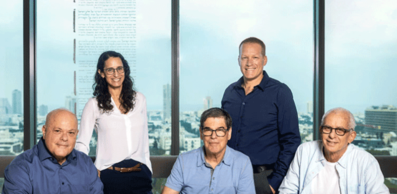 מימין לשמאל: עו''ד גיורא ארדינסט יו''ר המשרד ושותף מייסד, ליאור אורן שותף מנהל, עו''ד אודי שניידר, רעות גן מנכ''לית, עו''ד דוני טולידאנו, יו''ר האקזקוטיבה / צילום: אייל טואג
