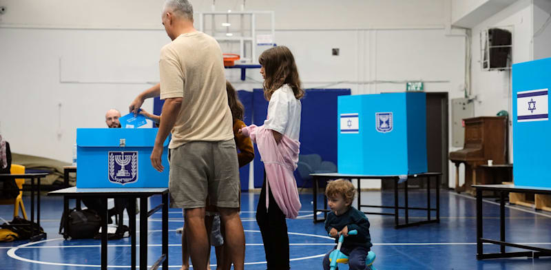 מצביעים בירושלים / צילום: ap, Ohad Zwigenberg