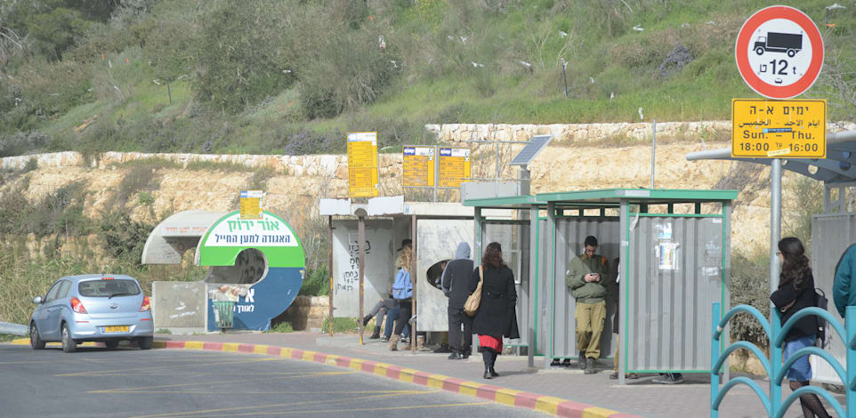 תחנת אוטובוס. מדלגים על תחנות או כלל לא מגיעים / צילום: איל יצהר