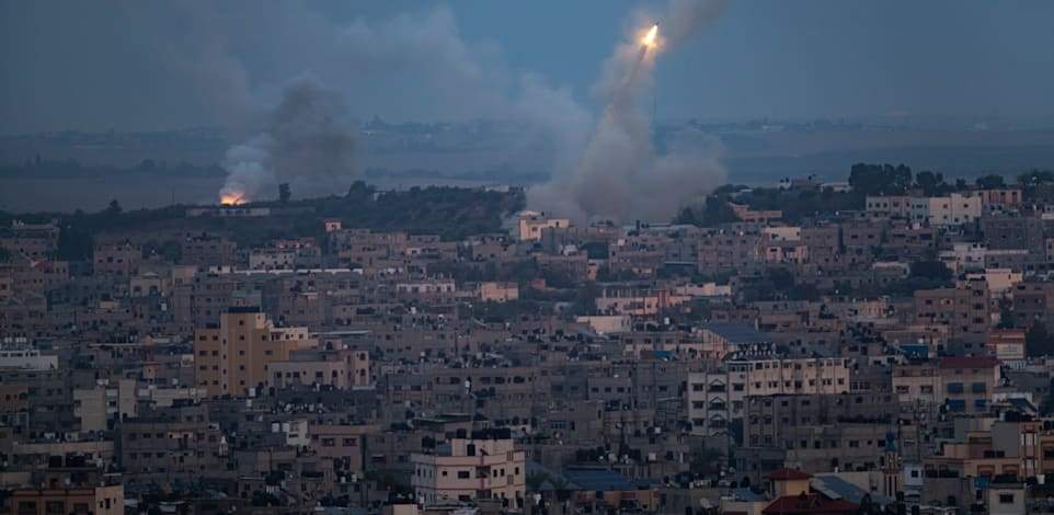 ירי רקטות מעזה לכיוון ישראל בפברואר / צילום: ap, Fatima Shbair