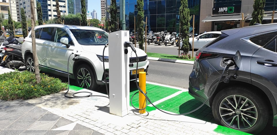 נקודת טעינה חשמלית ברמת גן / צילום: Shutterstock