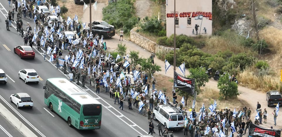 צעדת ''אחים לנשק'' במחלף שער הגיא / צילום: אביב אטלס