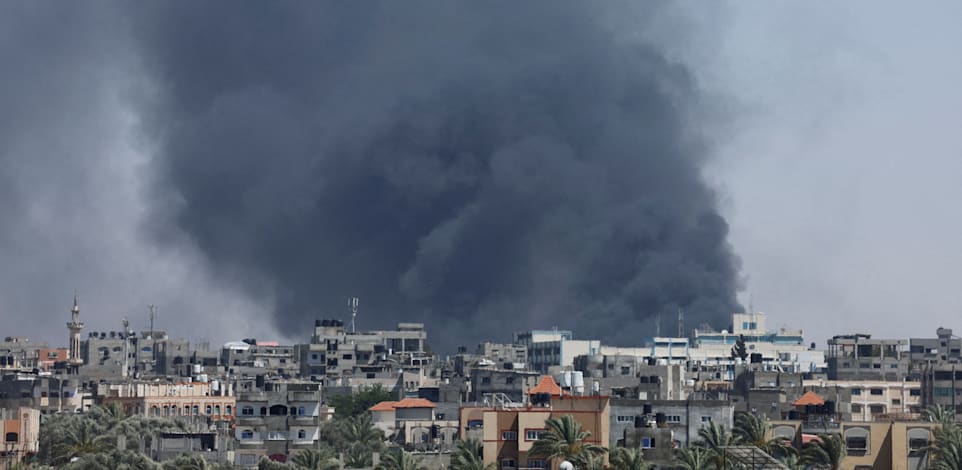 עשן מתקיפות חיל האויר מיתמר מאזור רפיח / צילום: Reuters, Mohammed Salem