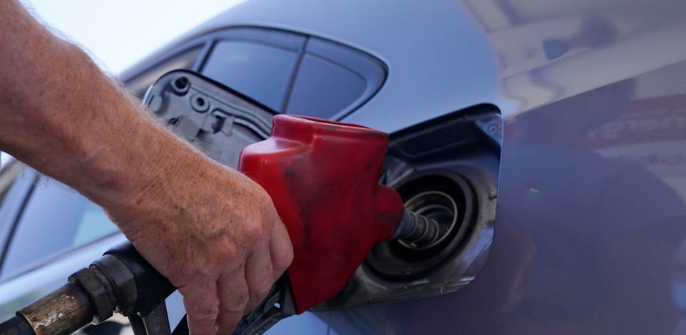 תדלוק בתחנת דלק / צילום: ap, Marta Lavandier