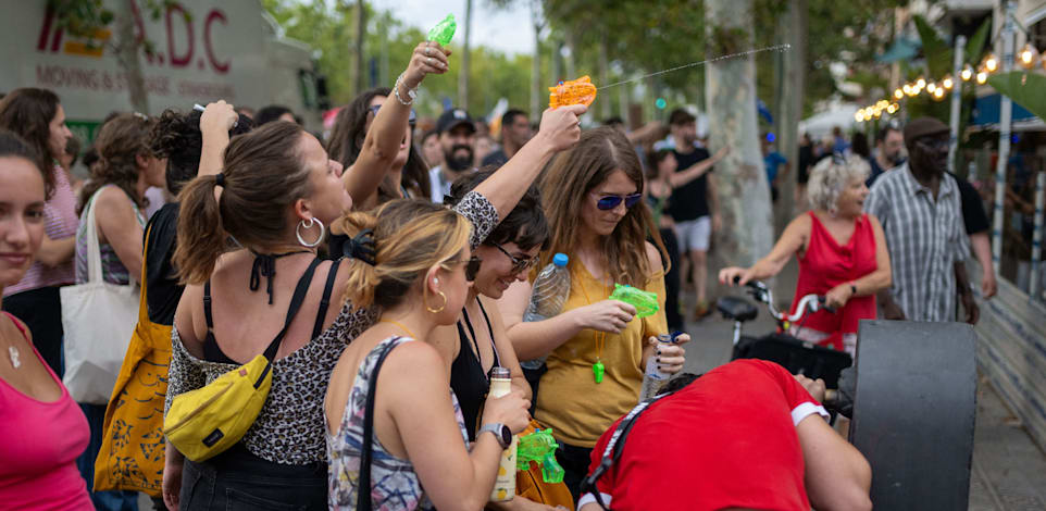 מפגינות בברצלונה יורות ברובי מים לעבר יושבי המסעדות ובתי הקפה / צילום: Reuters, Europa Press/ABACA