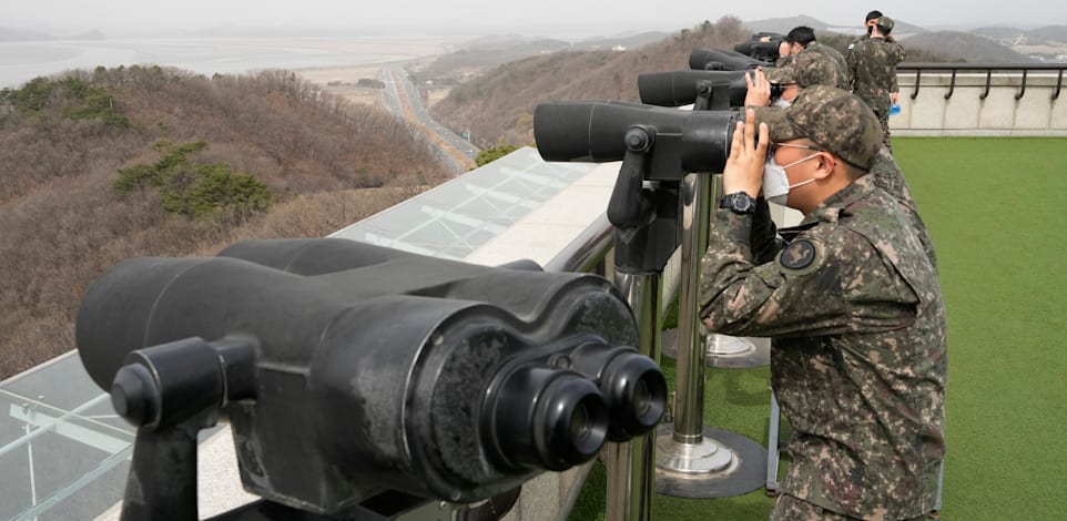 חיילי צבא דרום קוריאה מתצפתים על הגבול עם צפון קוריאה / צילום: ap, Ahn Young-joon