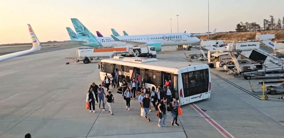 ישראלים בלרנקה בדרך לארץ / צילום: דוברות ארקיע