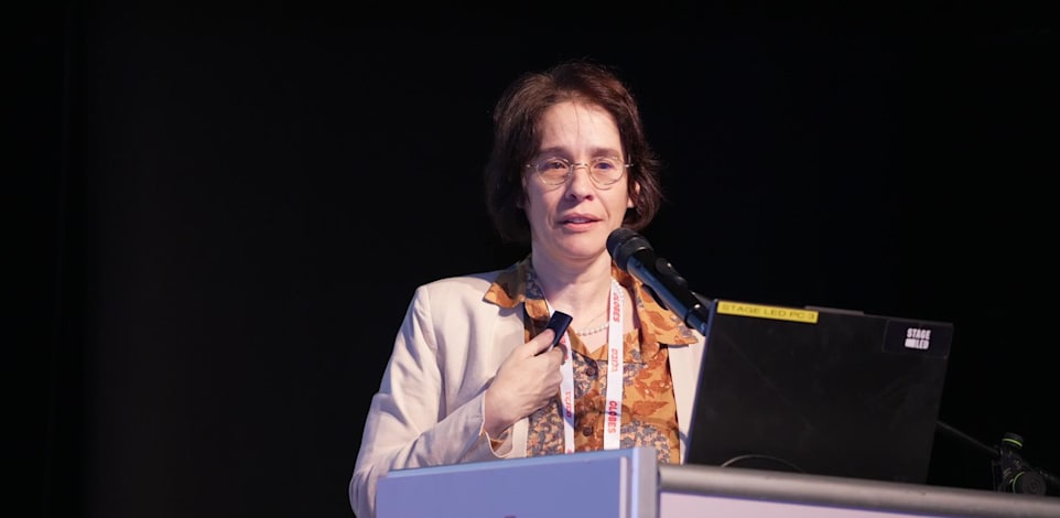 אלונה בר און מו''ל גלובס בכנס צמיחת הקיבוצים / צילום: כדיה לוי