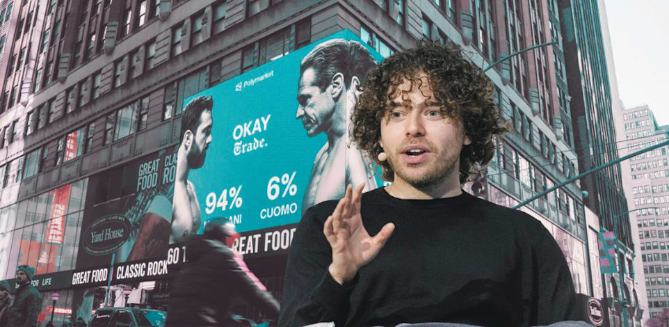 קופלן. ברקע: פרסום של סקר פולימרקט על הבחירות בניו יורק, השבוע / צילום: AP, Richard Drew, Olga Fedorova