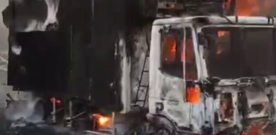 המתפרעים הגיעו רעולי פנים, הכו את הפלסטינים ושרפו כ-10 רכבים ומשאיות / צילום: לפי סעיף 27 א'