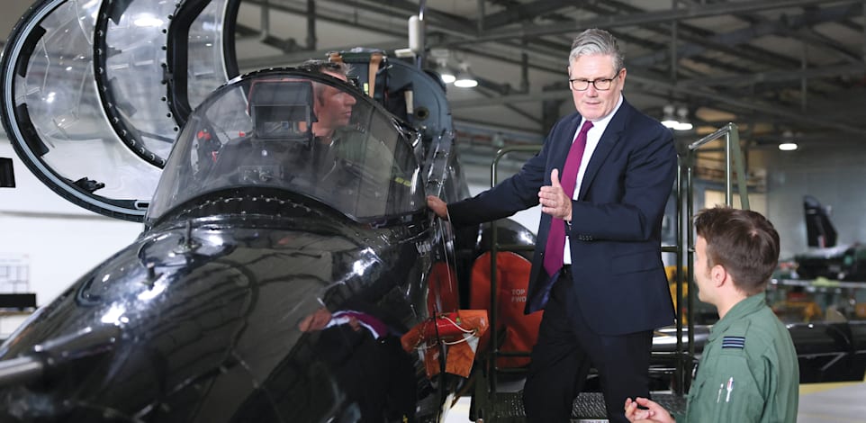 סטארמר בסיור בבסיס חיל האוויר הבריטי