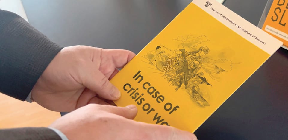 ''חוברת ההתגוננות האזרחית'' שפורסמה בשבדיה בשנה שעברה כהכנה לציבור למקרה של משבר או מלחמה / צילום: ap, Mimmi Montgomery