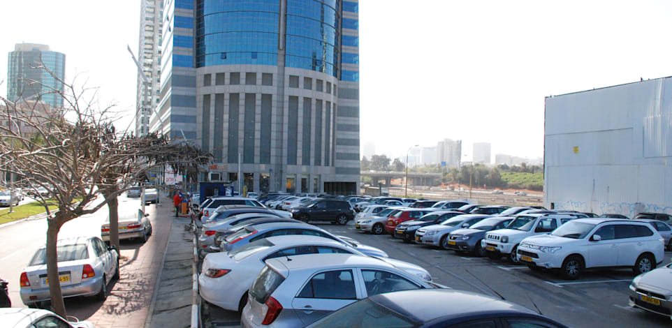 מגרש חניה באזור תעשייתי בתל אביב / צילום: אלי יהב