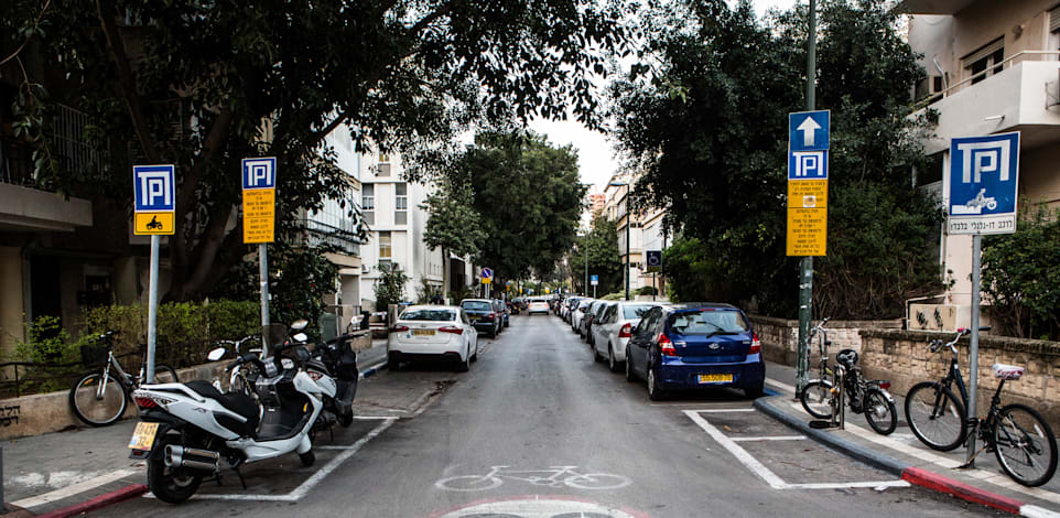 תמרור האטה על כביש עירוני בתל אביב / צילום: שלומי יוסף