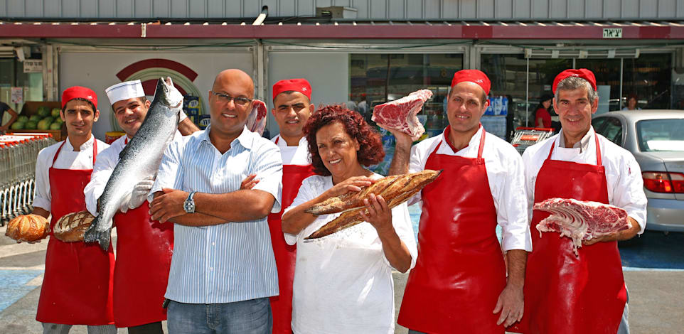 ארז דהבני, מנכ''ל ויו''ר בלדי, ועובדי המפעל / צילום: דן פרץ