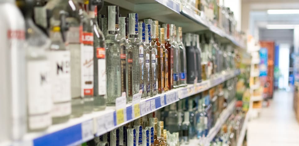 מדפי אלכוהול / אילוסטרציה: Shutterstock, Zapylaiev Kostiantyn