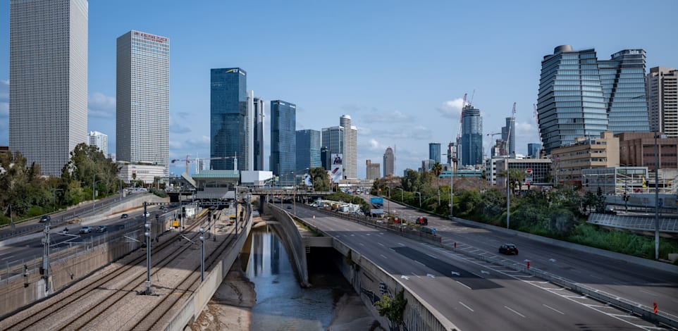 מגדלי משרדים בכניסה לתל אביב / צילום: Shutterstock