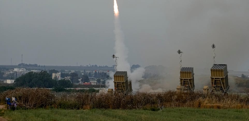 מערכות ההגנה האווירית של ישראל פועלות ליירוט רקטות סמוך לשדרות / צילום: Associated Press, Ohad Zwigenberg